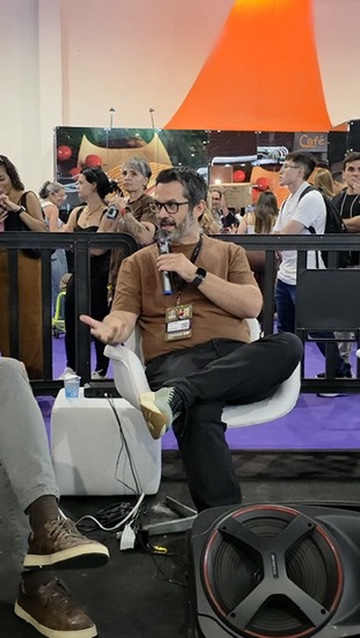Dr. Marcio Mota participando de painel em feira do setor pet